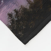 Een somber sprookjeskasteel op een berg bij de fleece deken (Hoek)