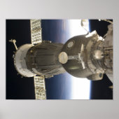 Een Soyuz ruimteschip dat door de Aarde is terugge Poster (Voorkant)