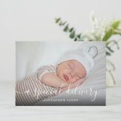 Een speciale bezorging script baby jongen foto geb aankondiging (Staand voorkant)