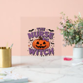 Een speels ontwerp met een pompoenheks met een acryl bord (Huwelijk)