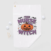 Een speels ontwerp met een pompoenheks met een golfhanddoek (Insitu)