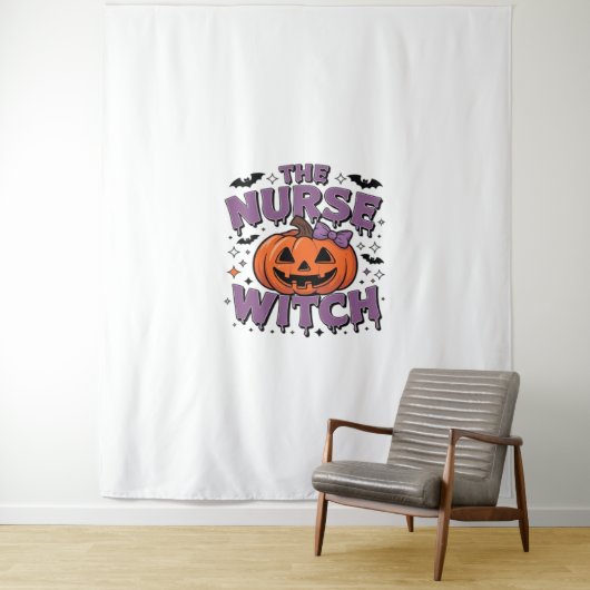 Een speels ontwerp met een pompoenheks met een wandkleed (In situ)