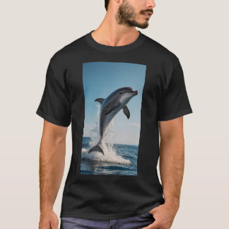Een speelse dolfijn die uit het water springt t-shirt