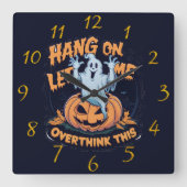 Een speelse geest die overdenkt door een gesneden  vierkante klok (Voorkant)