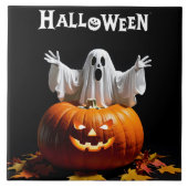 Een speelse geest komt tevoorschijn uit een gesned tegeltje (Voorkant)