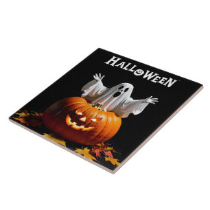 Een speelse geest komt tevoorschijn uit een gesned tegeltje