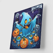 Een speelse Halloween-geest met pompoenen in de na Vierkante Klok (Hoek)