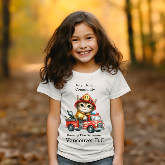 Een speelse kitten brandweerman op een felrode vra t-shirt