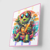 Een speelse schildpad die geniet van een zomerse f vierkante klok (Hoek)