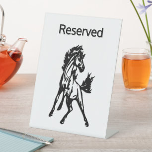Een speelse springende paard in het wild gereserve reclamebord met voetstuk