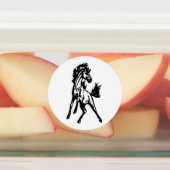 Een speelse springende paard in het wild labels (Aangebracht)