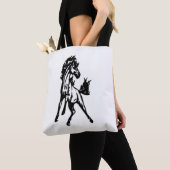 Een speelse springende paard in het wild tote bag (Dichtbij)