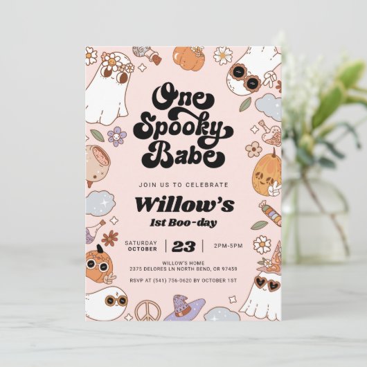Een spooky babe groovy halloween 1e verjaardag kaart (Staand voorkant)