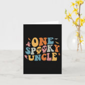 Een spooky oom groovy halloween kostuum kaart (Gele Bloem)