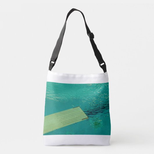 een springplank om in het zwembad te duiken crossbody tas (Achterkant)