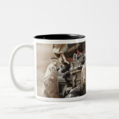 Een squad automatische wapenschutter zorgt voor ve tweekleurige koffiemok (Links)