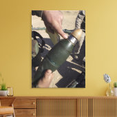 Een squad leider richt aan een vertraging het plaa canvas afdruk (Insitu (Woonkamer))