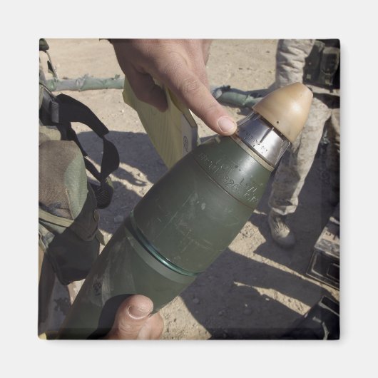 Een squad leider richt aan een vertraging het plaa magneet (Voorkant)