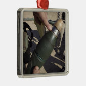 Een squad leider richt aan een vertraging het plaa metalen ornament (Rechts)