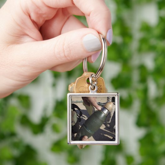 Een squad leider richt aan een vertraging het plaa sleutelhanger (Hand)