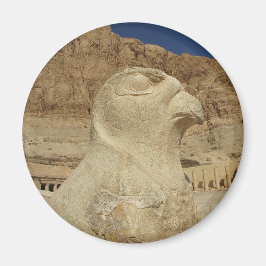 Een standbeeld van Horus als valk bij de Hatsjepso Magneet (Voorkant)