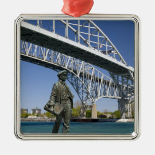 Een standbeeld van Thomas Edison door de lokale ku Metalen Ornament