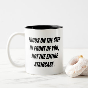 Eén stap tegelijk tweekleurige koffiemok