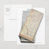 Een stapel gevouwen wegenkaarten op wit briefkaart (Voorkant / Achterkant)