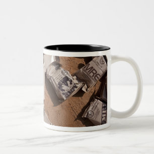 Een stapel maaltijden klaar om te eten tweekleurige koffiemok