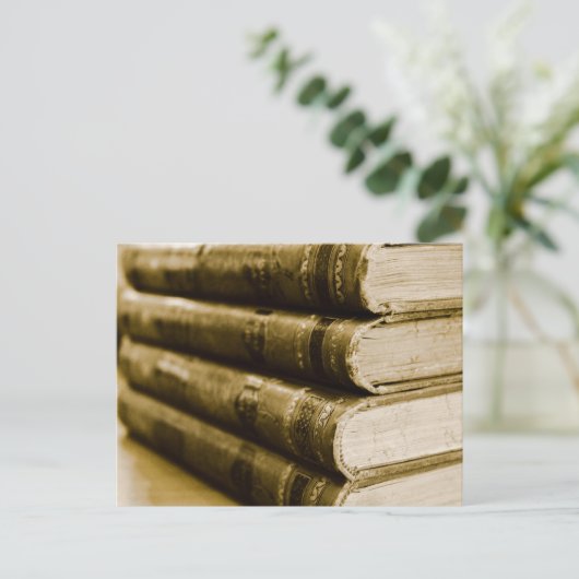 Een stapel oude boeken briefkaart (Staand voorkant)