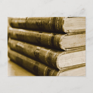 Een stapel oude boeken briefkaart