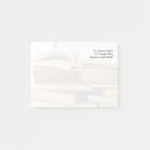 Een stapel oude boeken, één open post-it® notes (Voorkant)