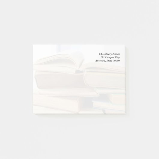 Een stapel oude boeken, één open post-it® notes (Voorkant)
