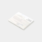 Een stapel oude boeken, één open post-it® notes (Schuin)