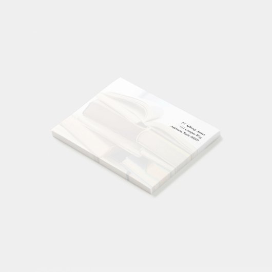 Een stapel oude boeken, één open post-it® notes (Schuin)