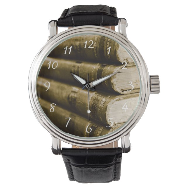 Een stapel oude boeken horloge (Voorkant)