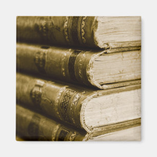 Een stapel oude boeken magneet