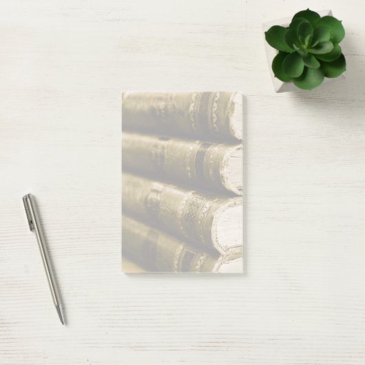 Een stapel oude boeken post-it® notes (Kantoor)