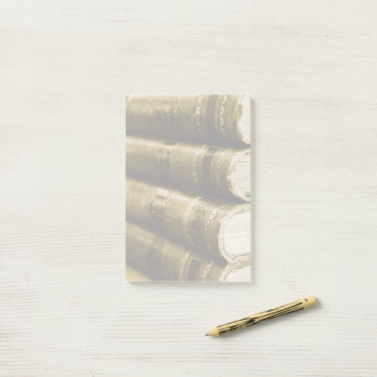 Een stapel oude boeken post-it® notes (Op bureau)