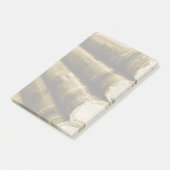 Een stapel oude boeken post-it® notes (Schuin)
