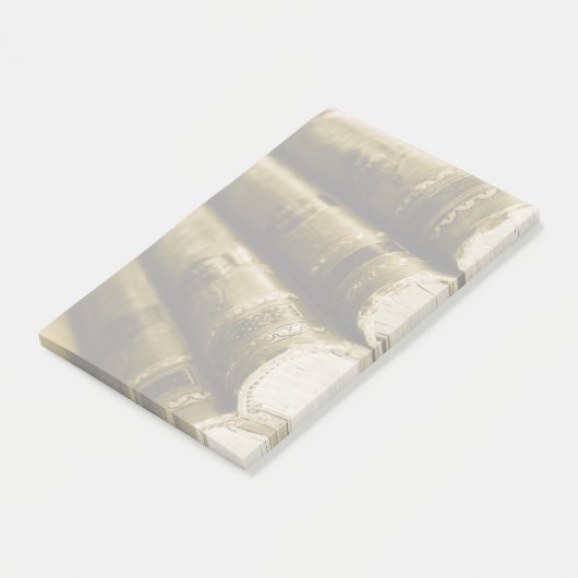 Een stapel oude boeken post-it® notes (Schuin)