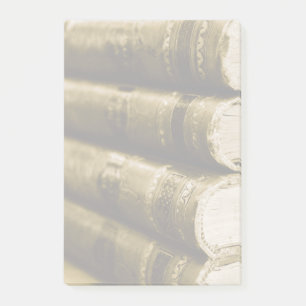 Een stapel oude boeken post-it® notes