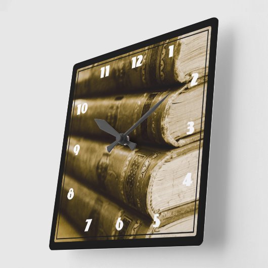Een stapel oude boeken vierkante klok (Hoek)