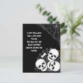 Een stapel skeletten die de halloween nachtspooky  feestdagenkaart (Staand voorkant)