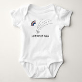 Een Star Geboren op 2-22-2022 Baby-Bodysuit Romper (Voorkant)