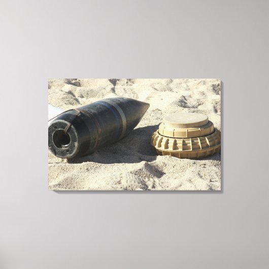 Een statische vertoning van een omgezette ordnance canvas afdruk (Voorkant)