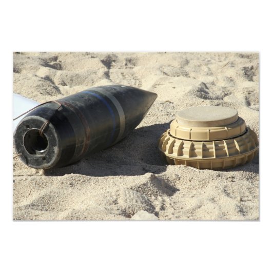 Een statische vertoning van een omgezette ordnance foto afdruk (Voorkant)