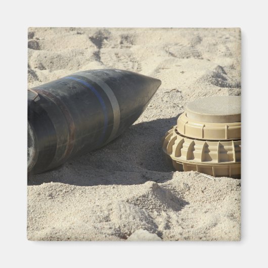 Een statische vertoning van een omgezette ordnance magneet (Voorkant)