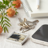 Een statische vertoning van een omgezette ordnance sleutelhanger (Zijkant)