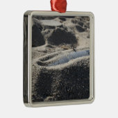 Een statische vertoning van een ordnance shell metalen ornament (Rechts)